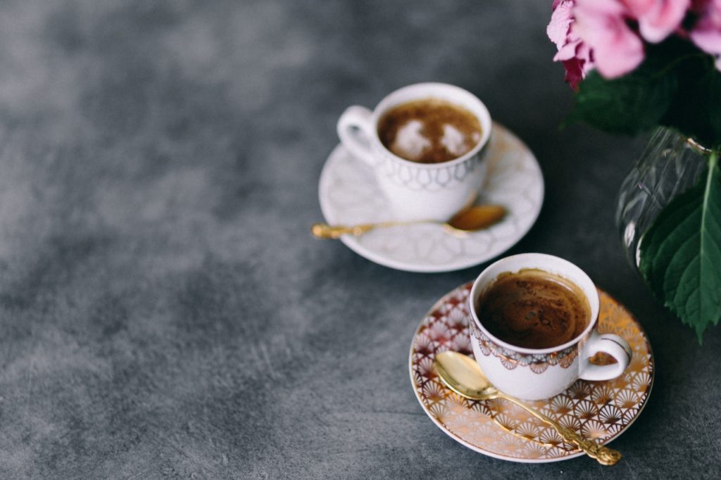 コーヒーとピンクの花