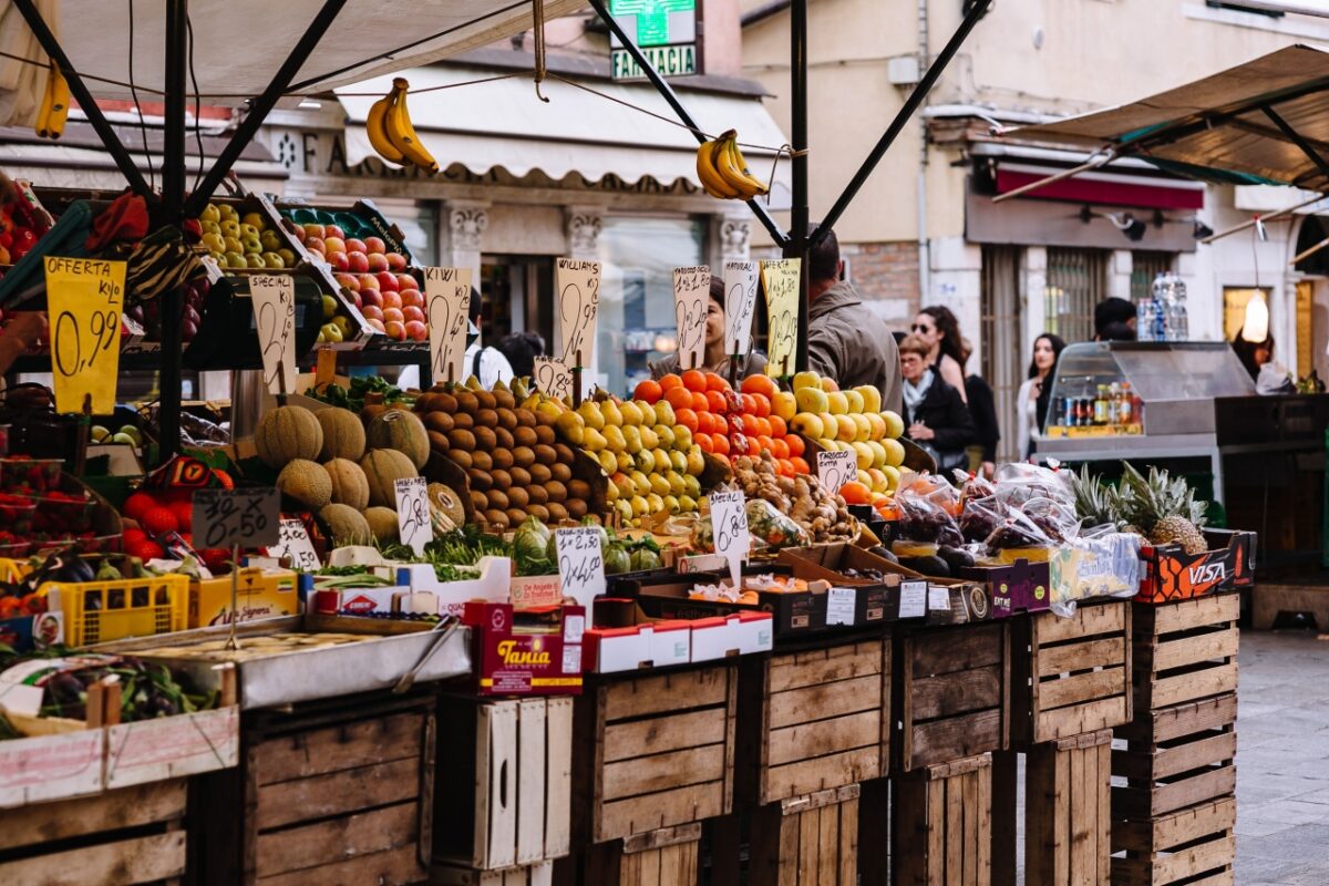 Fruit_market_with_various_colorful_fruits