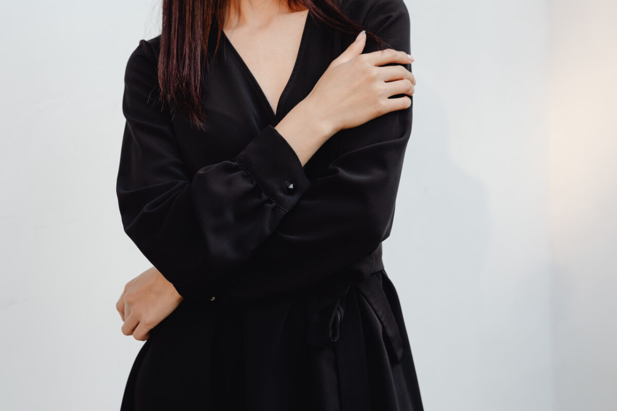 黒いワンピースを着た女性