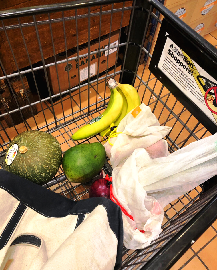 ホールフーズのカートに入った野菜