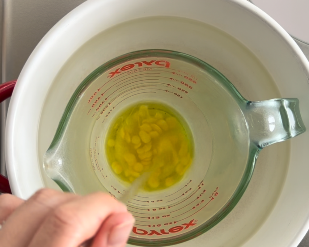 蜜蝋を湯煎にかける