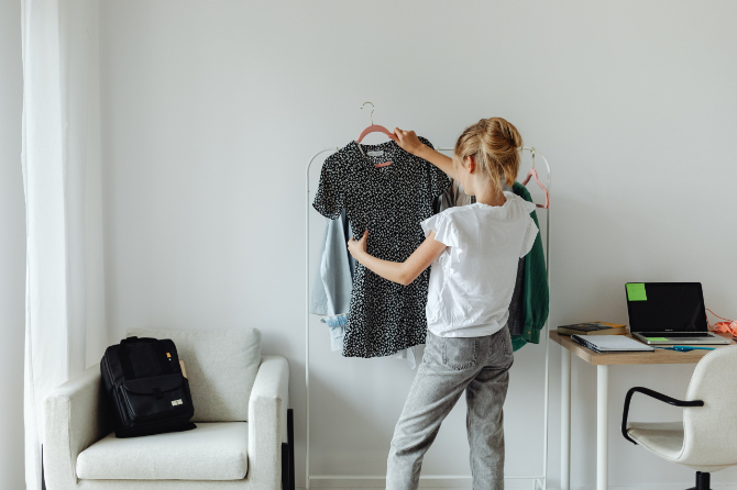 部屋で洋服を選ぶ女の子