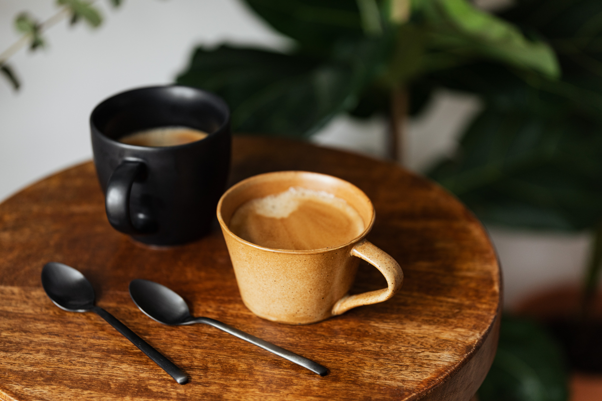 テーブルに置いた2カップのコーヒー