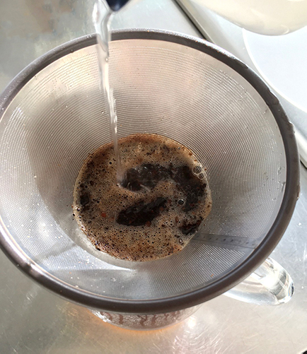 KINTOのコーヒーカラフェセットでドリップコーヒーを作っている様子