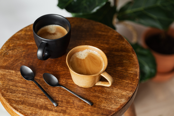 コーヒーが2つテーブルにのっている