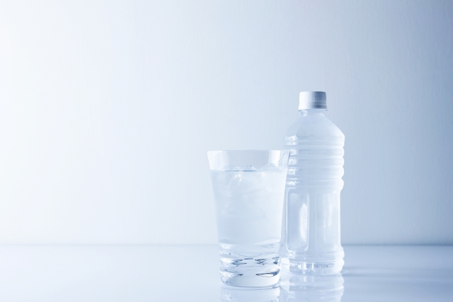 コップと水のペットボトル_s