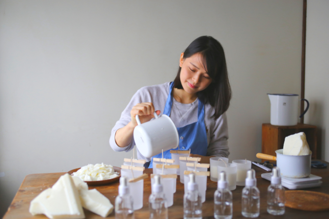 KOSelig JAPAN谷川さんがハンドメイドしている様子
