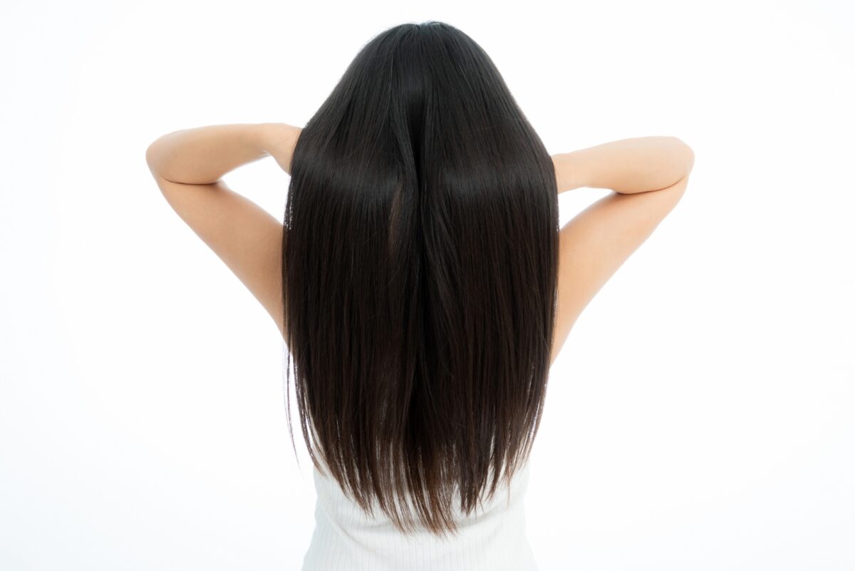 ロングヘアをかき上げる女性
