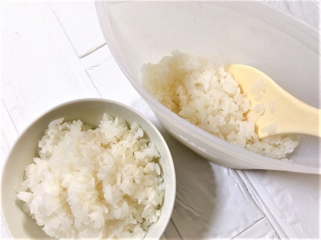 シリコンバッグからご飯を盛る