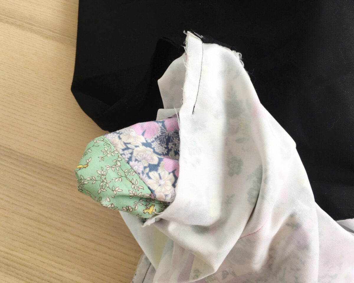 バッグの生地を表に返す