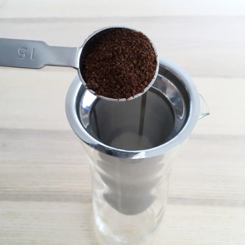 ストレーナーにコーヒー粉を入れる