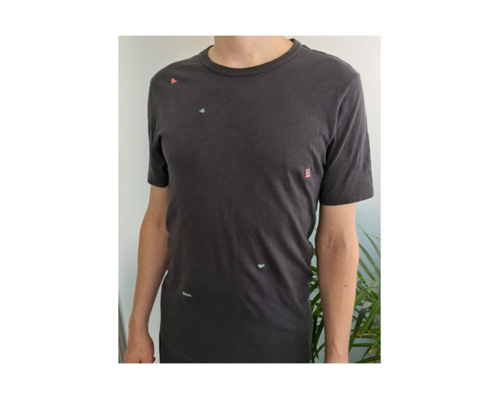 ダーニングをしたTシャツを着た姿