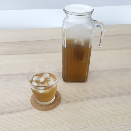 麦茶と麦茶を淹れた容器