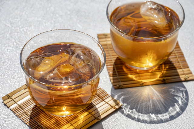 グラスに入った麦茶2杯