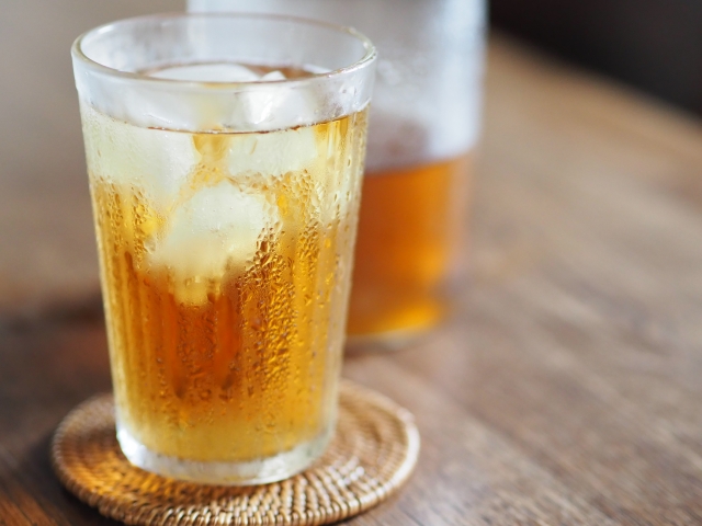 グラスに入った1杯の麦茶
