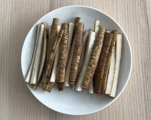 ごぼうを洗って4等分に切る