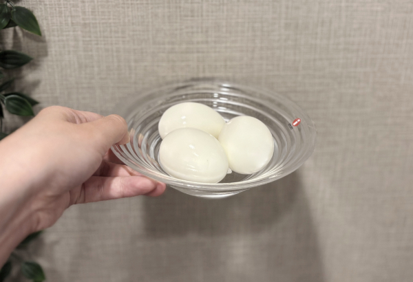 ゆで卵3個をお皿に盛り付けた様子